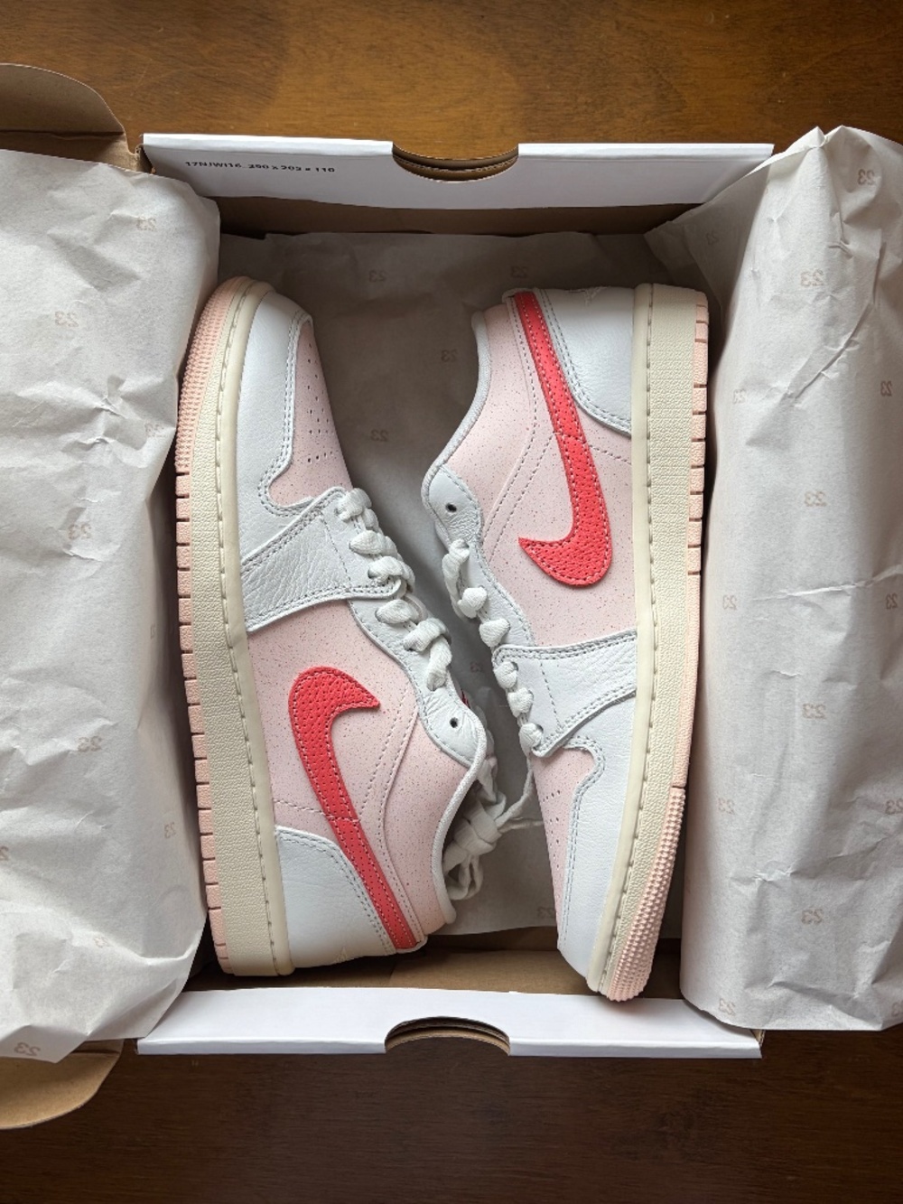 Air Jordan 1 Low SE 'Strawberry Milkshake'